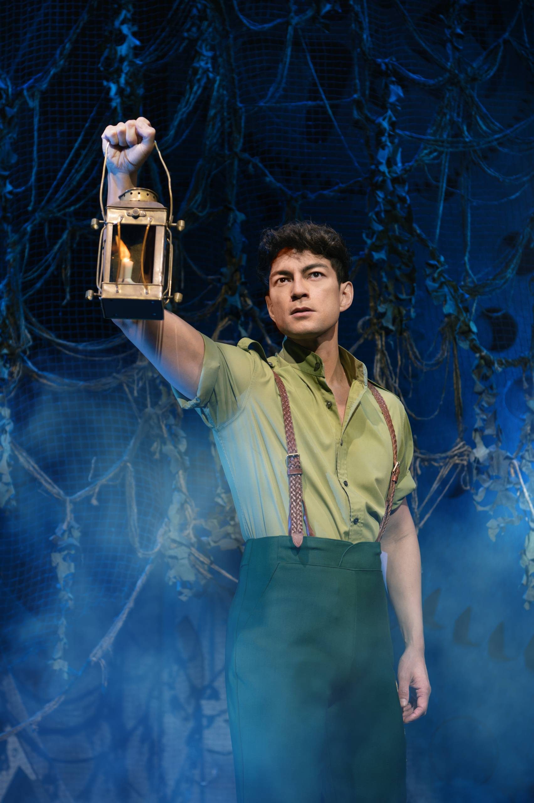 Fiyero (Carl Man) lifting lantern at night