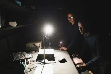 Analysing a sample in the Fieldspectroscopy Laboratory